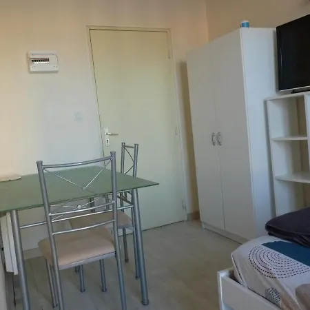 La N°3, Studette Cosy Avec Parking Gratuit * La Rochelle (Charente-Maritime)